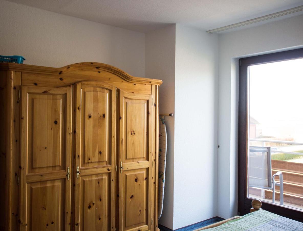 Ferienwohnungen-Neue-Tiefe-Wohnung-Kleiderbuegel Neue Tiefe Fehmarn Exterior foto