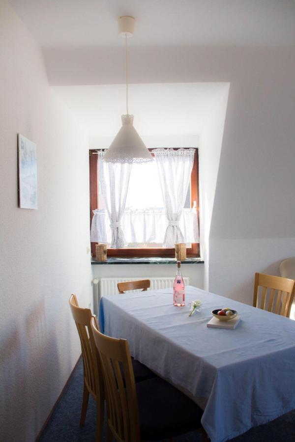 Ferienwohnungen-Neue-Tiefe-Wohnung-Kleiderbuegel Neue Tiefe Fehmarn Exterior foto